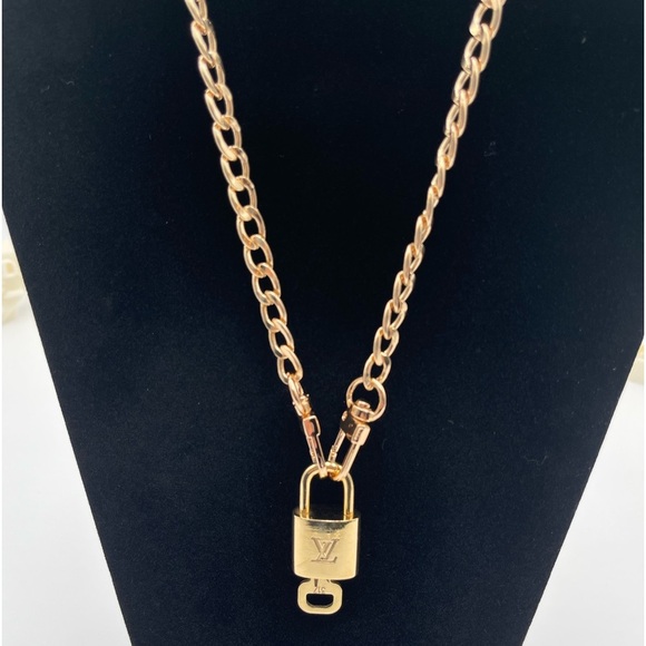 100% Authentic and pre loved Louis Vuitton - RARE Gold Lock and Key set #204 - Picture 5 of 6